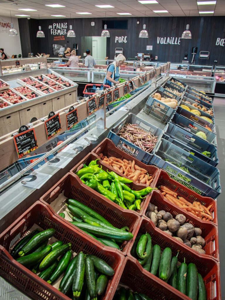 rayonnage du magasin au palais fermier
